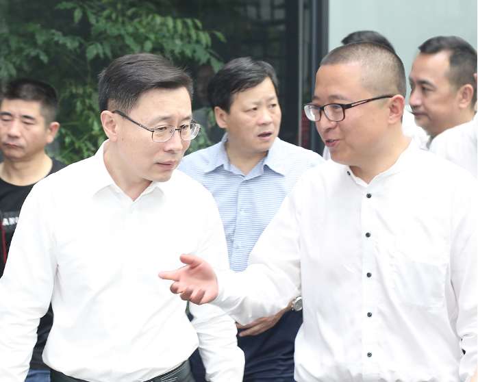 图1 杭州市委常委、宣传部部长戚哮虎（左）与新利体育董事长贾波（右）亲切交谈.png